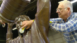 Don Begg polishes the Gretzky Statue 